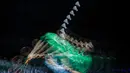 Foto multiple exposure pebulu tangkis tunggal putra Indonesia, Jonatan Christie dari tim Blitzers yang gagal mengembalikan kok ke arah Anthony Ginting dari tim Hurricanes dalam laga Badminton XL 2025 di Istora Senayan, Jakarta, Sabtu (04/10/2025). (Bola.com/Bagaskara Lazuardi)