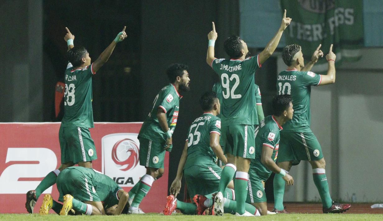 Para pemain PSS Sleman merayakan gol yang dicetak Cristian Gonzales ke gawang Semen Padang pada laga Liga 2 di Stadion Pakansari, Jawa Barat, Selasa (4/12). PSS menang 2-0 atas Semen Padang. (Bola.com/M. Iqbal Ichsan)