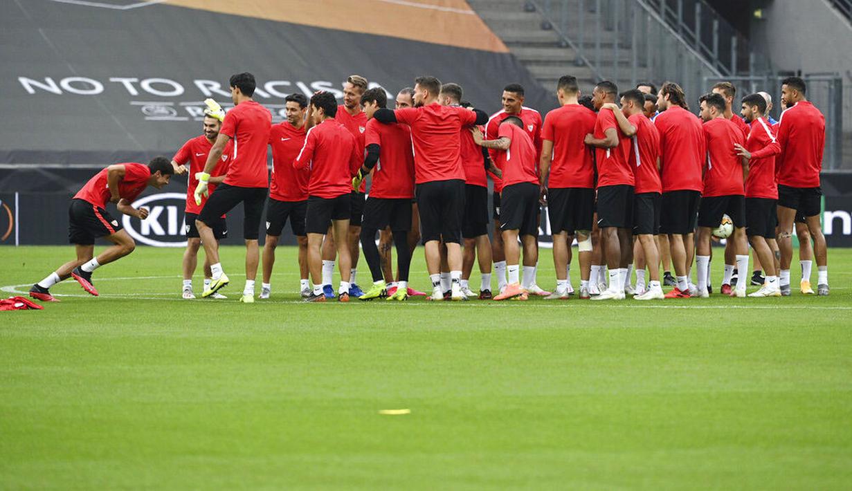 Para pemain Sevilla melakukan latihan jelang laga semifinal Liga Europa di Cologne, Jerman, Sabtu (15/8/2020). Sevilla akan berhadapan dengan Manchester United. (AP Photo/Martin Meissner)
