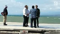 Presiden Joko Widodo (Jokowi) berdiskusi dengan jajajrannya disela meninjau lokasi terdampak bencana gempa dan tsunami di Kota Palu, Sulteng, Minggu (30/9). Jokowi tiba di Palu untuk memantau langsung upaya penanganan bencana (Liputan6.com/Septian Deny)