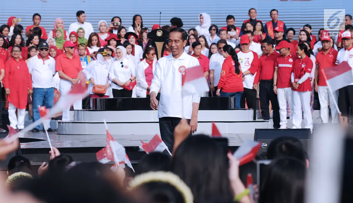 Presiden RI, Joko Widodo (tengah) menyapa peserta Harmoni Indonesia 2018 di Kompleks Gelora Bung Karno, Jakarta, Minggu (5/8). Harmoni Indonesia adalah bernyanyi bersama secara serentak lagu-lagu kebangsaan di 34 kota. (Liputan6.com/Helmi Fithriansyah)