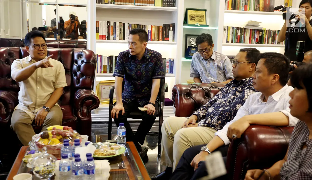 Ketua Umum PKB, Muhaimin Iskandar menerima kunjungan pewakilan petani tembakau di kantor DPP PKB, Jakarta, Kamis (9/11). Kedatangan mereka ialah untuk mengadukan nasibnya yang kini menurutnya kurang diperhatikan pemerintah. (Liputan6.com/Johan Tallo)