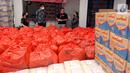 Pekerja harian lepas dan masyarakat terdampak COVID-19 menerima bantuan di Jakarta. Sebanyak 70.000 paket makanan disalurkan melalui KSBSI dan Founder of Foodbank of Indonesia yang dijembatani oleh Kedubes Singapura untuk Indonesia, Temasek Foundation dan Bank DBS Indonesia. (Liputan6.com/HO/Isa)