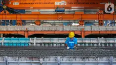 Pekerja menyelesaikan pembuatan spun pile atau tiang pancang di Plant Karawang PT Waskita Beton Precast, Jawa Barat, Rabu (17/6/2020). Anak usaha PT Waskita Karya yang mampu memproduksi 450 ribu ton per tahun mensuplai kebutuhan akan beton cetak dan pra cetak. (Liputan6.com/Fery Pradolo)