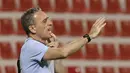 Pelatih Korea Selatan Paulo Bento menginstruksikan pemainnya saat bertanding melawan Suriah pada lanjutan kualifikasi Piala Dunia 2022 zona AFC di Stadion Al-Rashid, di Dubai, Selasa (1/2/2022). Hasil ini membuat Korea Selatan lolos ke Piala Dunia 2022 Qatar. (AFP/Karim Sahib)