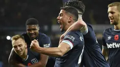 Gelandang West Ham United, Pablo Fornals (tengah) merayakan gol yang dicetaknya ke gawang Aston Villa pada pekan sepuluh Liga Inggris di Villa Park, Minggu (31/10/2021). West Ham United mengandaskan tuan rumah Aston Villa dengan skor 4-1. (AP Photo/Rui Vieira)
