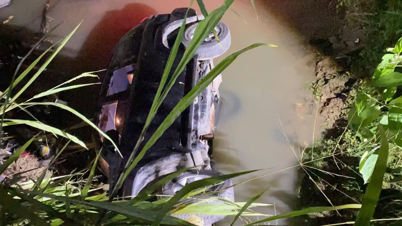Land Cruiser Pejabat Baznas Bandar Lampung Terjun ke Sungai Kaliasin, 2 Penumpang Luka Berat