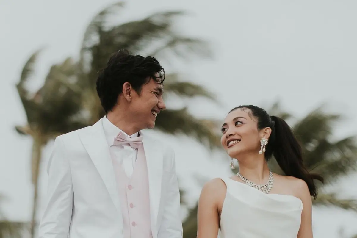 7 Momen Resepsi Adipati Dolken dan Canti Tachril, Romantis di Pinggir Pantai