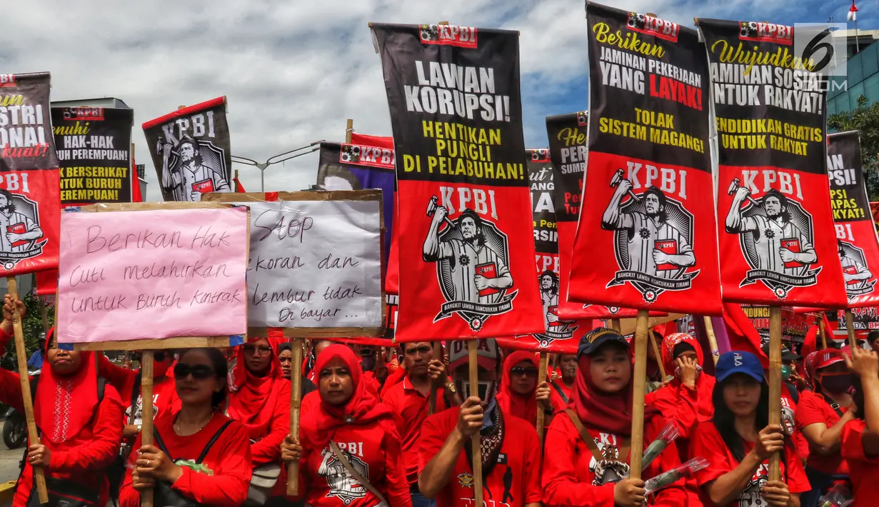 Peserta aksi dari sejumlah elemen buruh membawa poster saat menggelar aksi memperingati Hari Buruh Sedunia di kawasan Bundaran HI, Jakarta, Rabu (1/5/2019). Massa aksi dalam peringatan Hari Buruh 2019 tidak dapat mendekati Istana Merdeka lantaran tertahan di kawasan itu. (Liputan6.com/Johan Tallo)