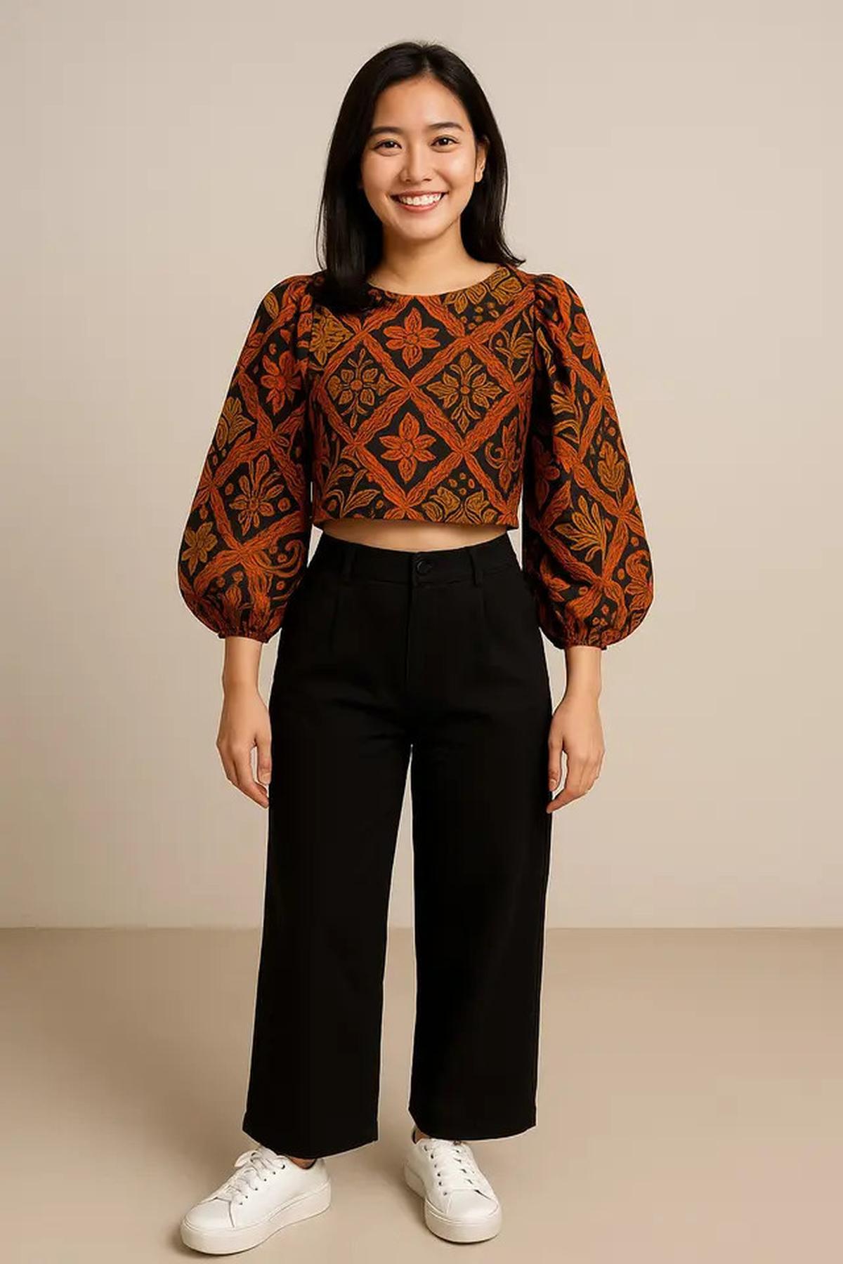10 Model Blouse Batik Lengan Bishop yang Lagi Tren, Bikin Kamu Fashionable