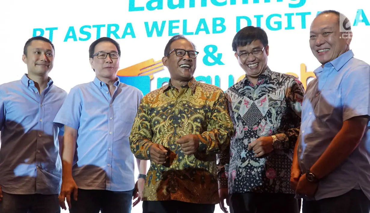 Presdir Astra International Tbk, Prijono Sugiarto (kedua kiri), Kepala Departemen Industri Keuangan Non Bank OJK, Bambang W Budiawan (tengah) saat pembentukan perusahaan fintech,PT Astra WDA di Jakarta, Rabu (5/9). (Liputan6.com/HO/Eko)