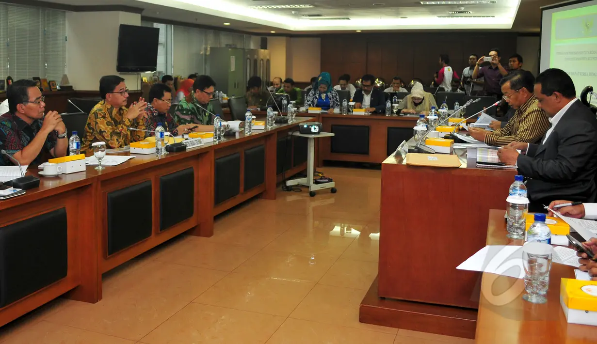 Suasana rapat Kementerian Agraria dan Tata Ruang dengan Komite I DPD RI di Komplek Parlemen Senayan, Jakarta, Rabu (15/4/2015). Rapat tersebut membahas usul revisi dan menyempurnakan UU tentang pertanahan. (Liputan6.com/Yoppy Renato)
