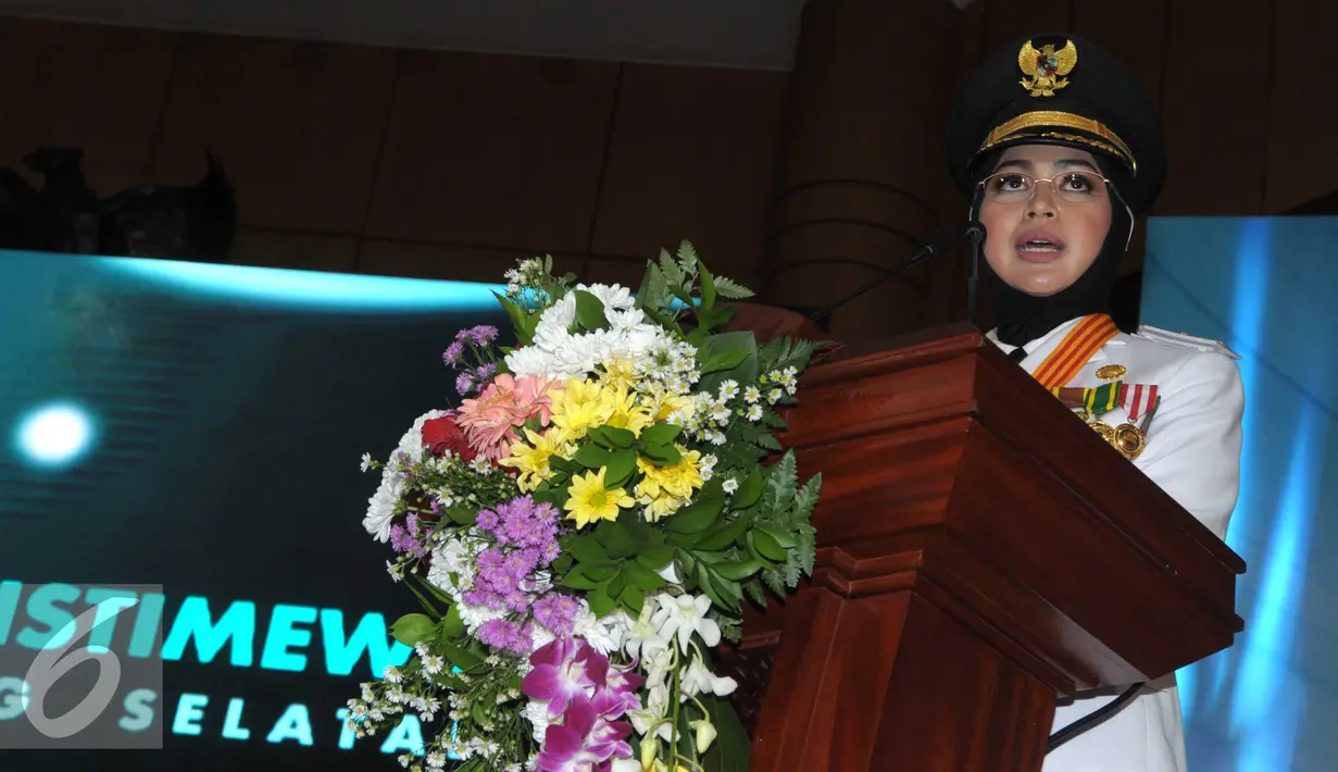 Walikota Tangerang Selatan terpilih Airin Rachmi Diany memberikan pidato saat menghadiri Rapat Paripurna Istimewa Kota Tangsel, Rabu (20/4). Airin dan Benyamin menjabat walikota dan wakil walikota Tangsel untuk kedua kalinya (Liputan6.com/Helmi Afandi)