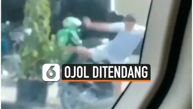 VIDEO: Seorang Pria Tendang Driver Ojol hingga Tersungkur