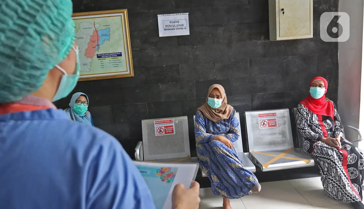 Petugas kesehatan melakukan simulasi vaksin COVID-19 di Puskesmas Tapos, Depok, Jawa Barat, Kamis (22/10/2020). Pemkot Depok menggelar simulasi vaksin COVID-19 dalam rangka persiapan vaksinasi yang rencananya akan dilaksanakan bulan November 2020. (Liputan6.com/Herman Zakharia)