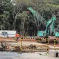 Pekerja menyelesaikan proyek pembangunan mass rapid transit (MRT) fase II rute Bundaran HI-Kota di Taman Monumen Nasional (Monas), Jakarta, Selasa (2/7/2019). Pembangunan tersebut mencakup gardu listrik serta Stasiun Monas. (Liputan6.com/Faizal Fanani)