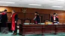 Majelis hakim meninggalkan ruang sidang usai sidang dakwaan untuk OC Kaligis di Pengadilan Tipikor, Jakarta, Kamis (20/8). Hakim Tipikor menunda persidangan tersebut sebab OC Kaligis tidak hadir dikarenakan sakit. (Liputan6.com/Yoppy Renato)