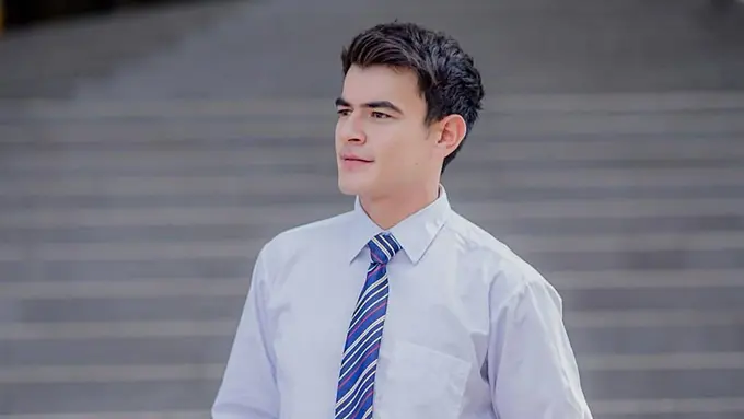 Potret Sam Taylor dengan Setelan Busana Formal Ini Makin Kece