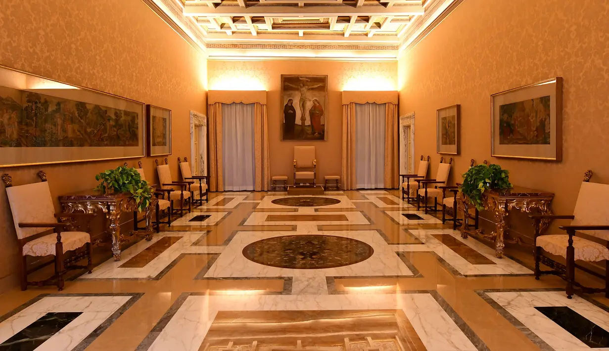 Sebuah ruangan megah yang didominasi warna keemasan dengan lukisan didinding di apartemen kepausan, Roma, Italia (21/10). Melalui pihak Meseum Vatikan, apartemen Kepausan ini dibuka untuk wisatawan umum. (AFP/Alberto Pizzoli)