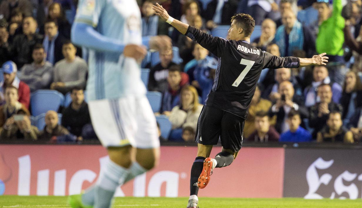 Cristiano Ronaldo merayakan golnya ke gawang Celta Vigo pada lanjutan La Liga di Balaidos stadium, Vigo, Rabu (17/5/2017). Madrid menang 4-1. (AP/Lalo R. Villar)