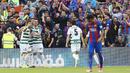 Sejumlah pemain Eibar merayakan gol yang dicetak oleh Inui ke gawang Barcelona pada laga pekan terakhir La Liga di Camp Nou, Minggu (21/5/2017). Barcelona menang 4-2.  (EPA/Alejandro Garcia)