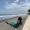 Mengenakan terusan hijau tua yang dikombinasikan dengan luaran hitam dan hijab berwarna senada, Putri Delina duduk di bibir laut beralaskan hammock. Ia menatap cakrawala yang memayungi laut. Bersama foto ini, ia mencuit soal kebahagiaan dan syukur, “Bukan kebahagiaan yang membuat kita bersyukur. Syukurlah yang membawa kita kepada kebahagiaan.” (Foto: Dok. Instagram @putridelinaa)