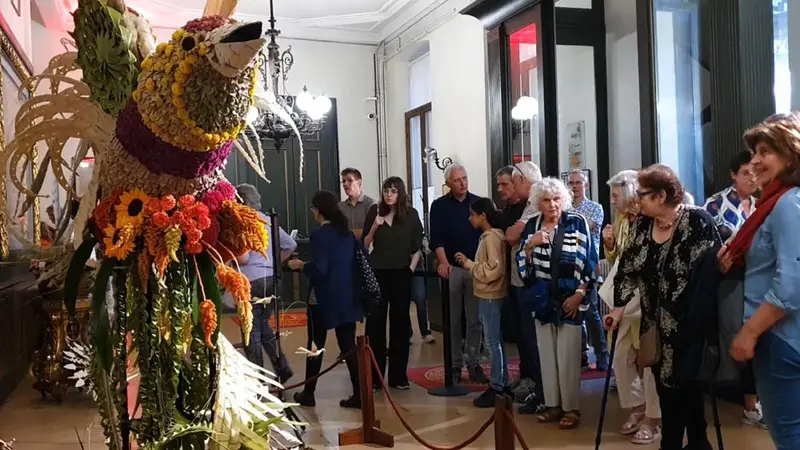 Kreasi lipatan janur Burung Cendrawasih menjadi penghias pintu masuk utama dalam Eksibisi Flowertime yang digelar dari 11—15 Agustus 2023 di Grand Place, Brussels, Belgia