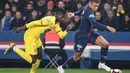 Striker Paris Saint-Germain (PSG), Kylian Mbappe, berebut bola dengan bek FC Nantes, Edgar Le, pada laga semifinal Piala Prancis 2019 di Stadion Parc des Princes, Rabu (3/4). PSG menang 3-0 atas FC Nantes. (AFP/Anne-Christine Poujoulat)