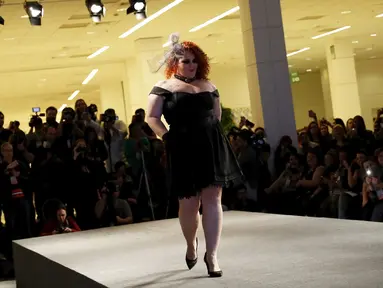 Seorang model berjalan di atas catwalk Fashion Weekend Plus Size 2015 di Sao Paulo, Brasil (25/7/2015). Model kini tak lagi didominasi oleh wanita bertubuh langsing. (Reuters/Nacho Doce)