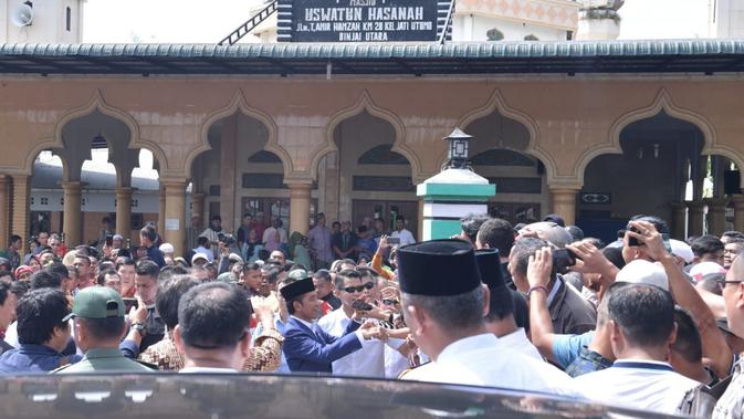 Presiden Jokowi dikerumuni warga usai salat di Masjid Uswatun Hasanah, Binjai, Sumatera Utara (Setpres)