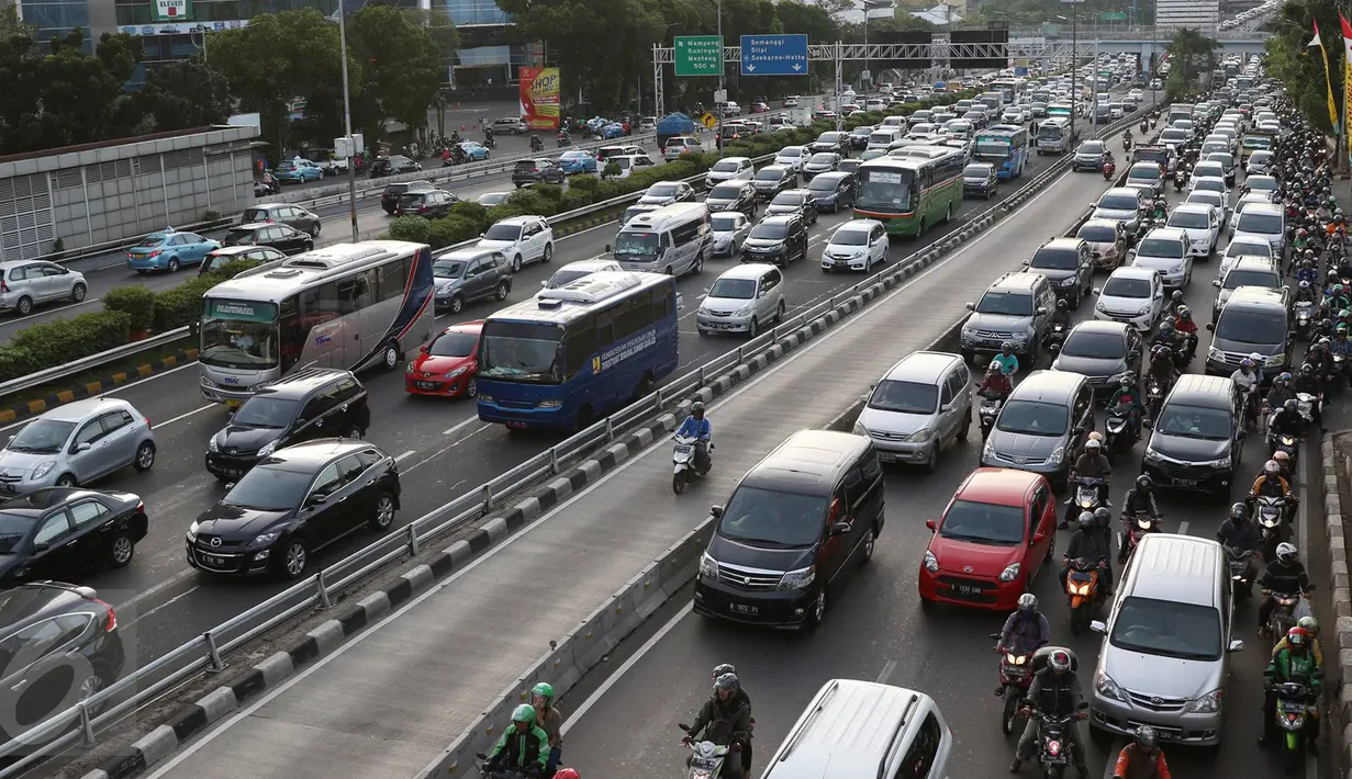 Kendaraan terjebak kemacetan saat melintas di tol dalam kota Jakarta, Jumat (23/12). Jelang akhir pekan serta libur Natal, kemacetan jam pulang kerja di jalan protokol Ibu Kota menjadi semakin parah.(Liputan6.com/Immanuel Antonius)