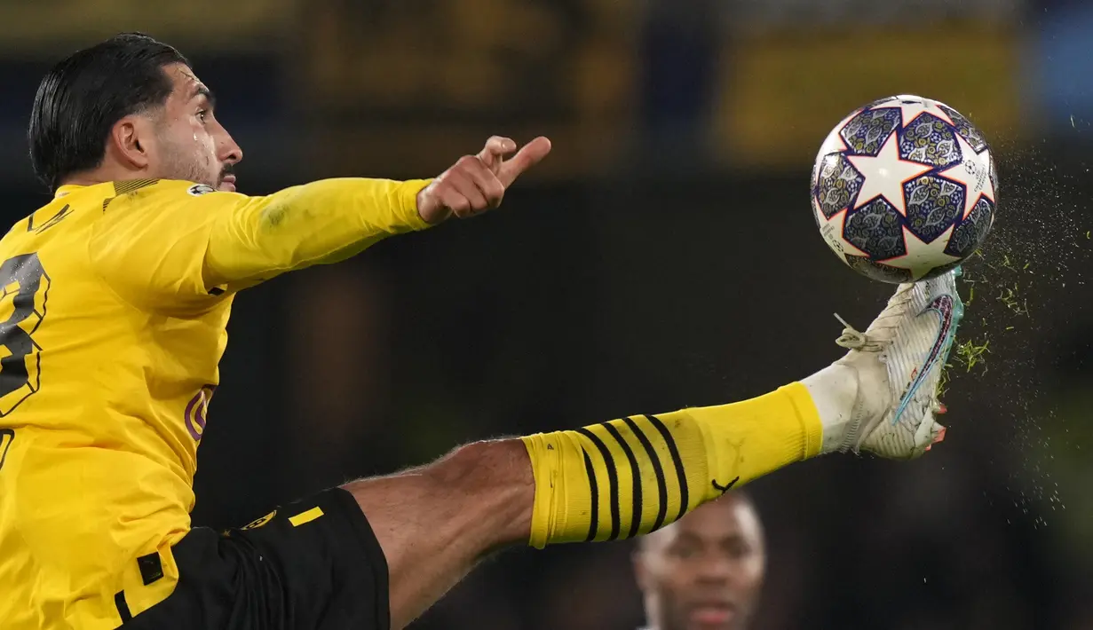 <p>Gelandang Borussia Dortmund, Emre Can berusaha mengontrol bola saat bertanding melawan Chelsea lama pertandingan babak 16 besar Liga Champions di Stamford Bridge, London, Rabu (8/3/2023).Chelsea menang atas Dortmund dengan skor 2-0 dan melaju ke perempatfinal dengan agregat 2-1. (AP Photo/Alastair Grant)</p>
