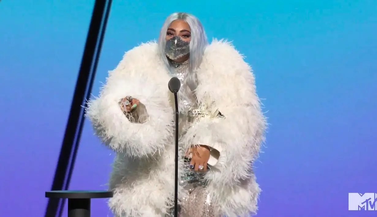 Dalam foto yang dirilis memperlihatkan Lady Gaga menerima penghargaan artis terbaik tahun ini dalam ajang MTV Video Music Award (MVA) 2020 yang dilaksanakan secara virtual pada Minggu (30/8/2020) waktu New York. Lady Gaga menjadi sorotan karena masker wajah yang dikenakannya. (MTV via AP)