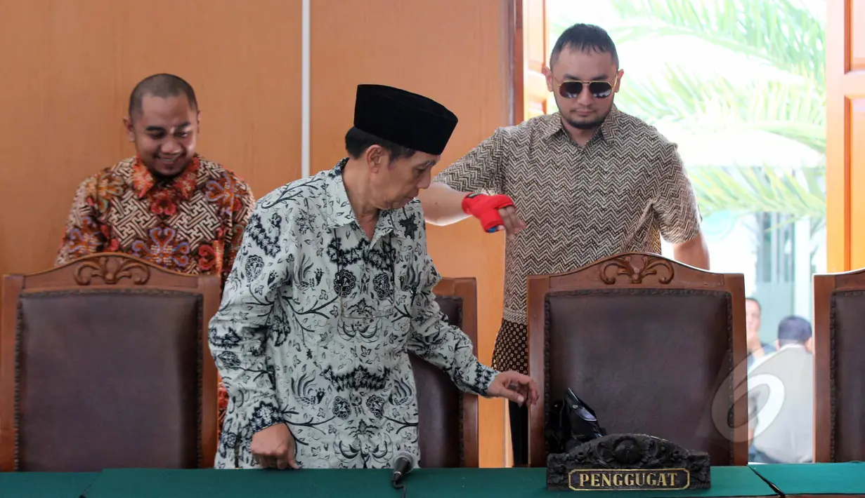 Mantan Dirjen Pajak Hadi Poernomo (berpeci) bersiap mengikuti sidang perdana praperadilan terhadap KPK di Pengadilan Negeri Jakarta Selatan, Senin (11/5/2015). Sidang gugatan Hadi Poernomo ditunda hingga Senin 18 Mei mendatang. (Liputan6.com/Helmi Afandi)