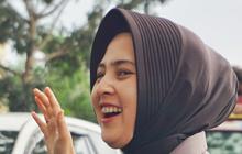 Momen Polwan Cantik Berhijab Terjang Banjir Demi Atur Lalu Lintas Jalan Lintas Riau-Sumut