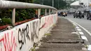 Pengendara melintasi jembatan layang Jalan HR Rasuna Said, Jakarta, Selasa (11/7). Dinding pembatas jembatan layang HR Rasuna Said arah kuningan dipenuhi coretan. (Liputan6.com/Helmi Fithriansyah)