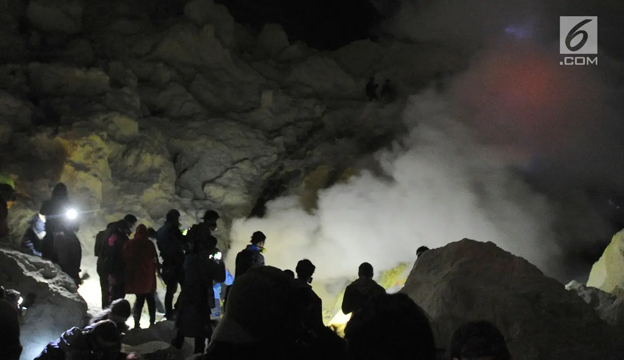Wisatawan menyaksikan fenomena alam blue fire  di Kawah Ijen, Banyuwangi, Jawa Timur (2/7).Setiap harinya mulai pukul 01.00, ratusa wisatawan berjalan sekitar 6 km mendaki Gunung Ijen dengan harga tiket Rp.5000/orang. (Merdeka.com/Arie Basuki)