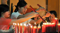 Umat Tionghoa membakar dupa saat melaksanakan ibadah malam Imlek di Vihara Dharma Bhakti, Jakarta, (7/2). Vihara Dharma Bakti pernah terbakar pada 2 Maret 2015 lalu akibat konsleting listrik. (Liputan6.com/Yoppy Renato)