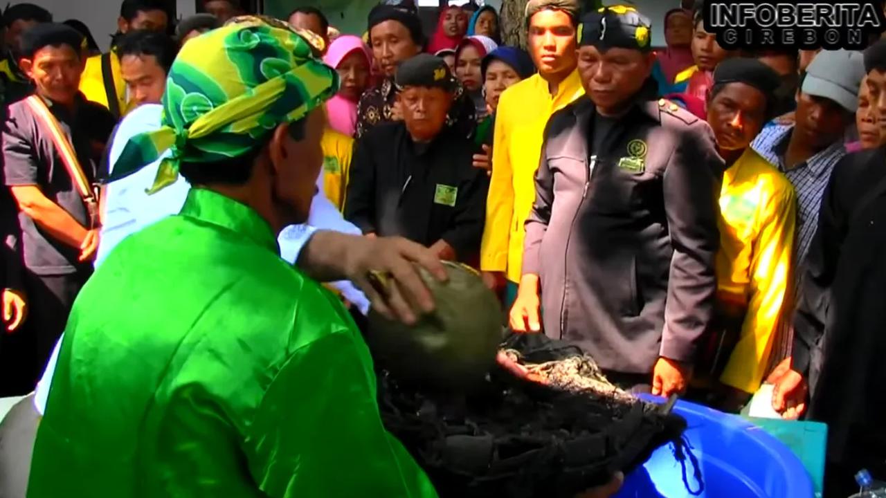 Air Bekas Cucian Jadi Rebutan.