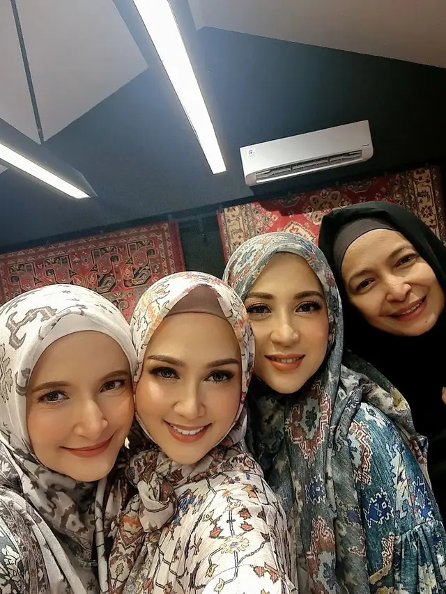 7 Potret Reuni Artis Senior Wanita Era 90-an, Kompak Pakai Hijab