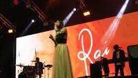 Tak kalah memesona, Raissa Anggiani juga sukses membius pengunjung The Sounds Project 2023. [Adrian Putra/Fimela.com]
