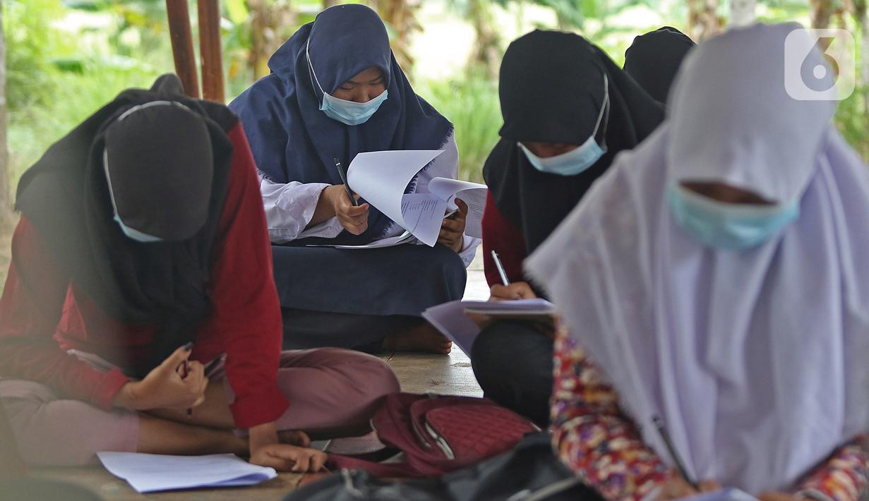 Sejumlah murid SMP Sekolah Alam mengikuti Ujian Akhir Semester (UAS) di Sukawangi, Kabuapaten Bekasi, Jawa Barat, Senin (30/11/2020). Menurut pengurus Sekolah Alam KBM tatap muka  jenjang pendidikan SD,SMP, dan SMA tetap berjalan dengan menerapkan protokol kesehatan. (Liputan6.com/Herman Zakharia)