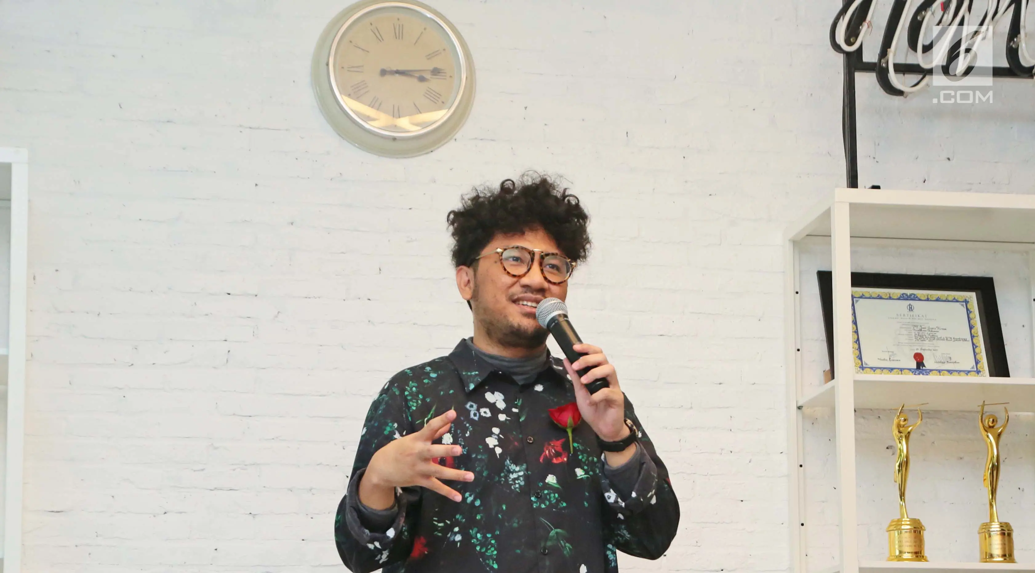 	Penyanyi Kunto Aji memberikan keterangan saat rilis single di kawasan Kemang, Jakarta, Kamis (23/11). Menurut Kunto Aji, pembuatan lagu tersebut dilakukan dengan pendekatan sangat pribadi. (Liputan6.com/Herman Zakharia)