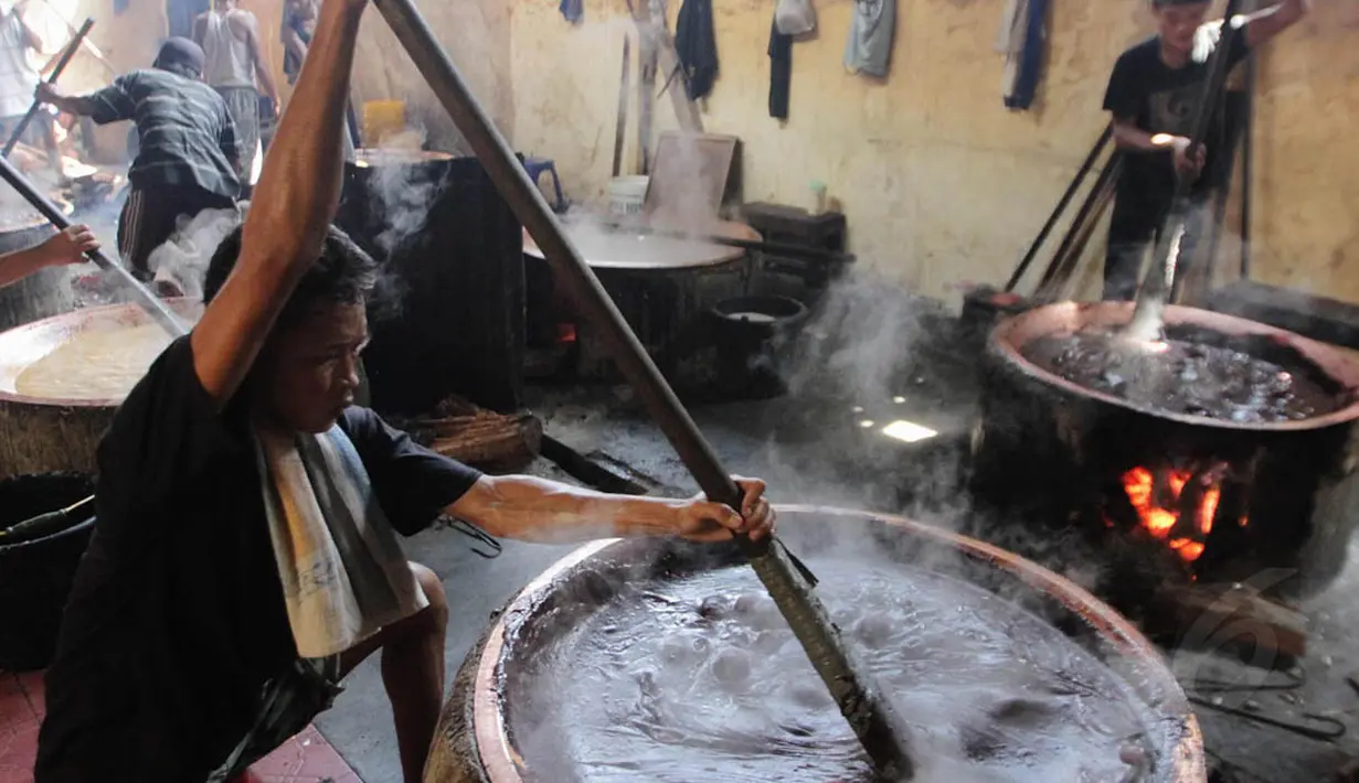 Beberapa pekerja dodol tampak menyelesaikan pembuatan dodol Betawi di Pondok Dodol Betawi Asli Ibu Yuyun, Jakarta, (16/7/14) (Liputan6.com/ Faizal Fanani)