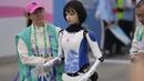 Sebuah robot humanoid mengikuti kompetisi ajang lari half marathon yang berlangsung di Beijing, China, Sabtu (19/04/2025). (AP Photo/Ng Han Guan)