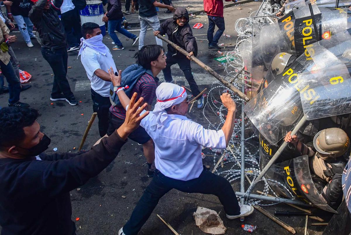 FOTO: Bentrok Saat  Eksekusi Pengosongan Hotel Sultan di Kawasan GBK