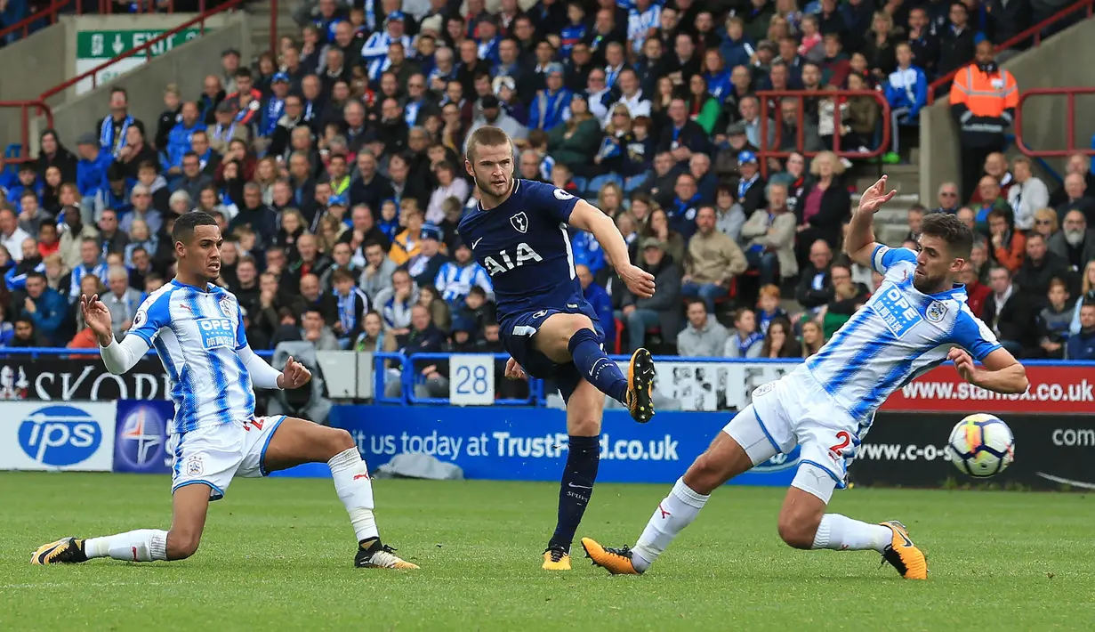 Bek Tottenham Hotspur, Eric Dier, melepaskan tendangan ke gawang Huddersfield Town pada laga Premier League di Stadion The John Smith, Sabtu (30/9/2017). Tottenham Hotspur menang 4-0 atas Huddersfield Town. (AFP/ Lindsey Parnaby)