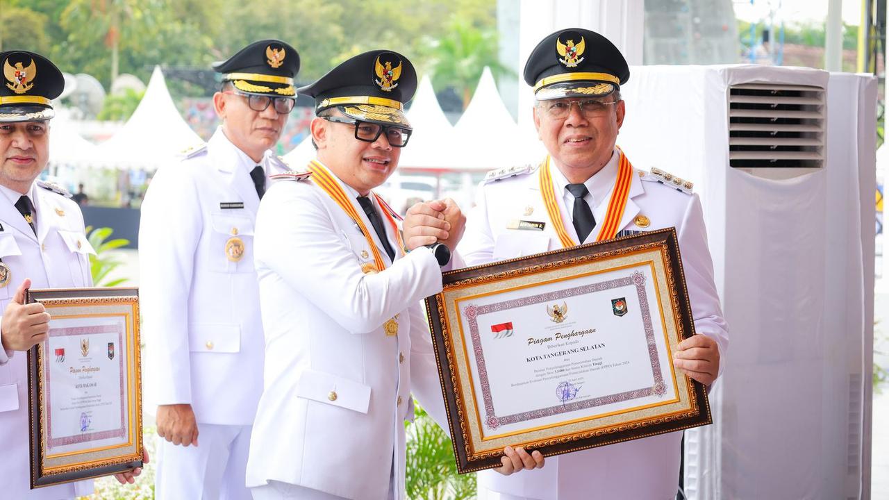 Wali Kota Tangerang Selatan Benyamin Davnie bersama Wamendagri Bima Arya