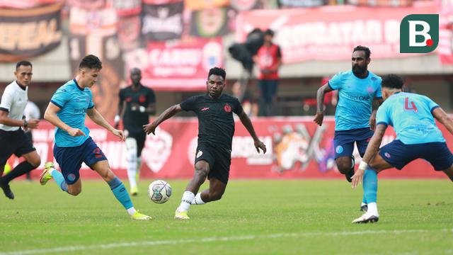 Foto: Bermain di Depan Ribuan The Jakmania, Persija Jakarta Dikalahkan Klub Malaysia di Laga Uji Coba