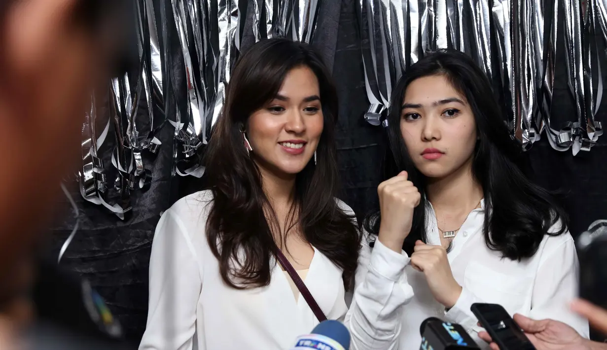 "Aku nggak sabar sih pengin ngasih tahu single duet kita. Cuma besok baru launching. Pokoknya nanti messages lagu ini bakal jadi messages yang positif banget terutama buat pendengar-pendengar kita yang masih muda," ucap Raisa. (Nurwahyunan/Bintang.com)